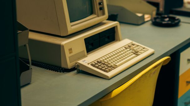 A vintage computer, evoking the early era of computing when Kristen Nygaard and Ole-Johan Dahl developed Simula